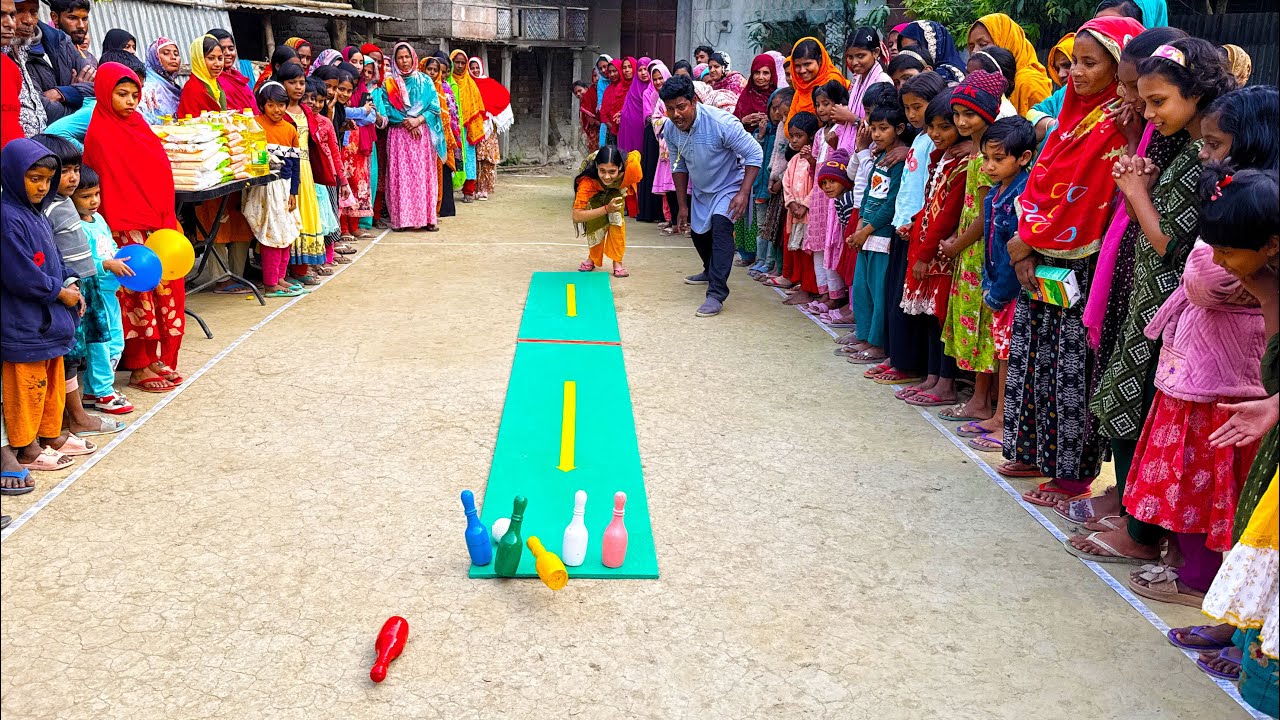 দক্ষতার নতুন পরীক্ষায় ৩ গলফ বল গড়িয়ে ৬ কাঠের বোতল ফেলতে আপাদের কঠোর প্রচেষ্টায় জমে উঠলো পুরো মাঠ !