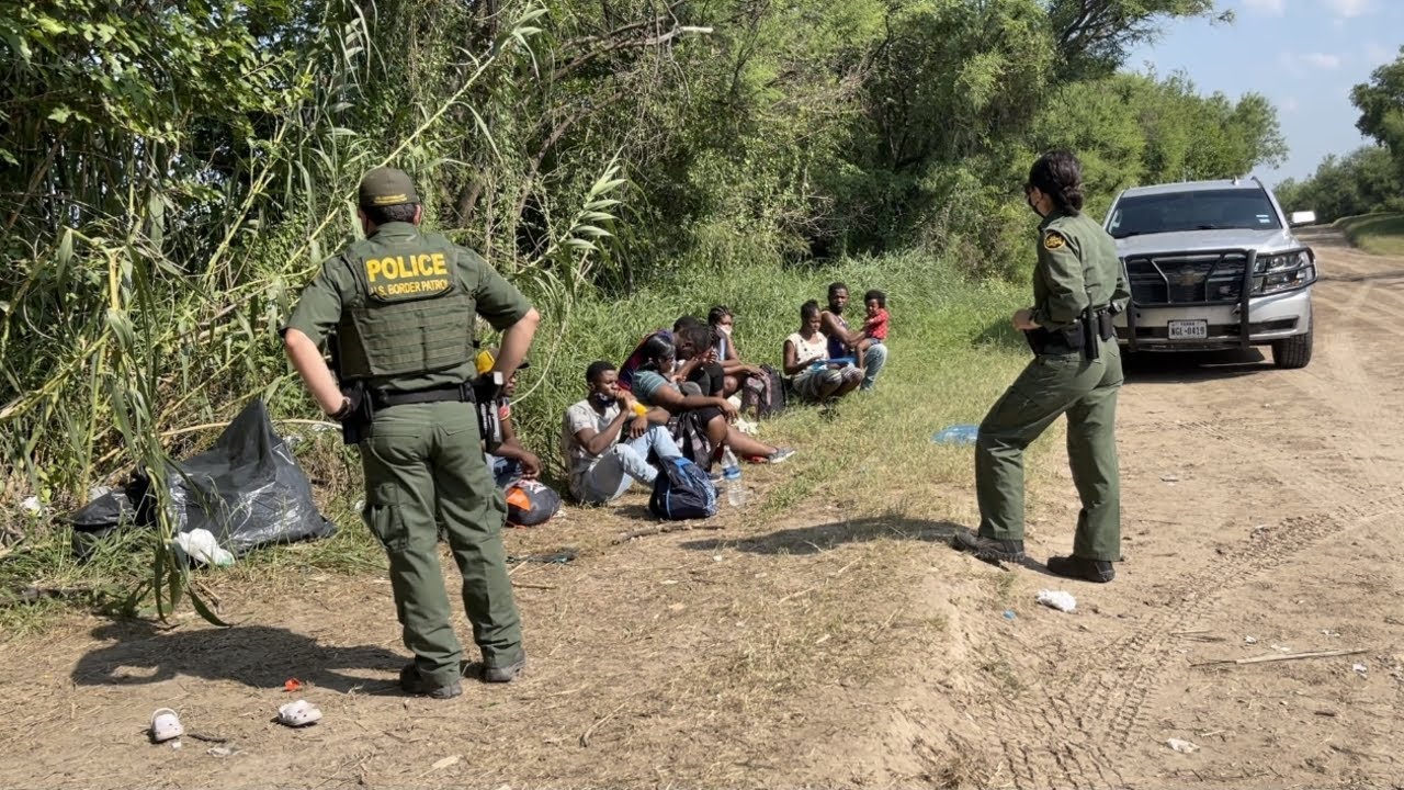 Solos en la tarea de ayudar a los migrantes recien llegados