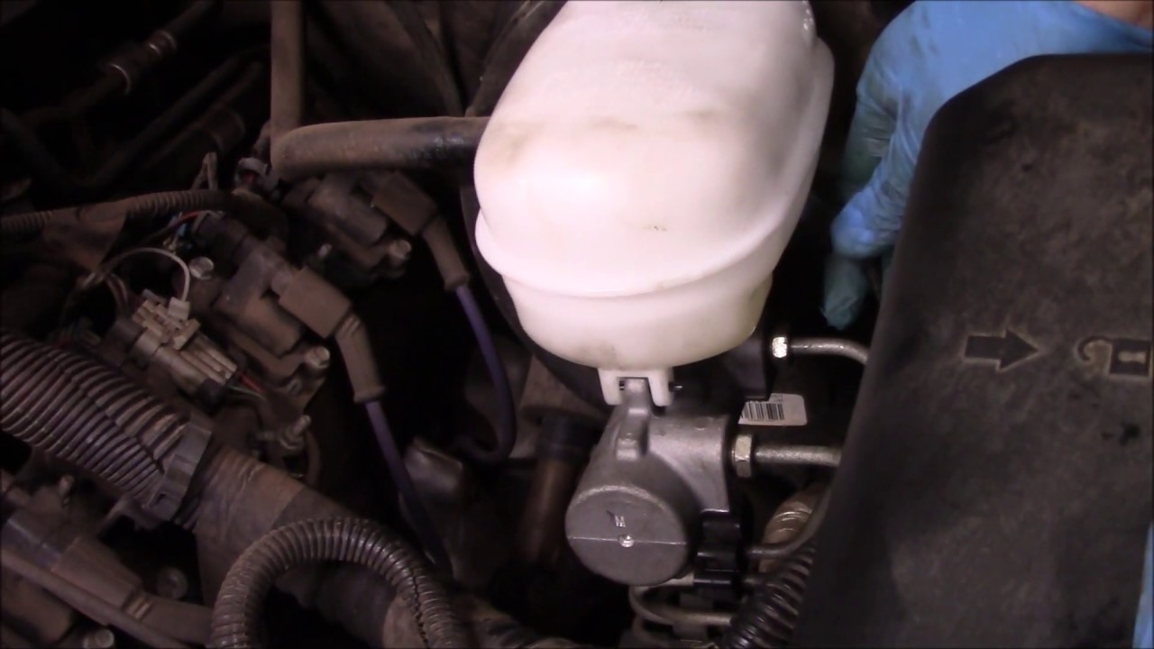 Замена и прокачка главного цилиндра Chevrolet Silverado 2006 года