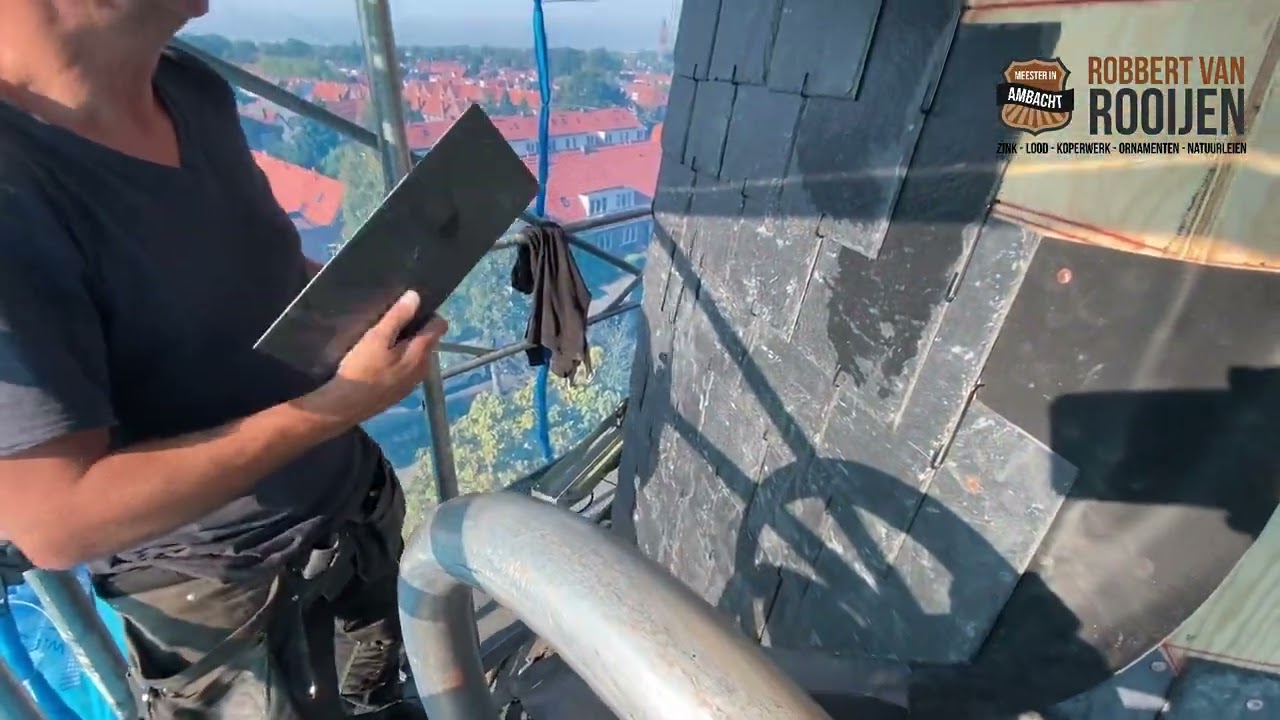 Renovatie aan monumentale pand. De Lei werk aan de toren voet in maars dekking uitgevoerd.