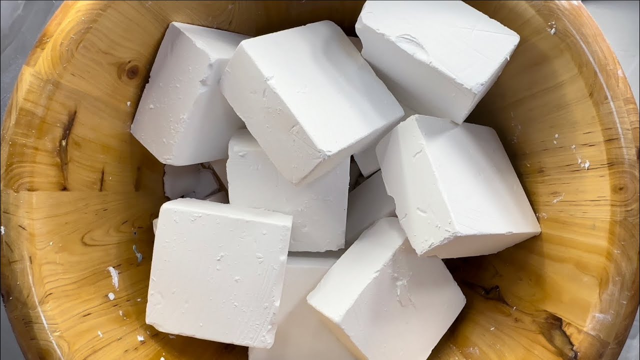 Pure white gym chalk—no extra frills at all! It’s soft and crumbly, and I love it so much!ASMR