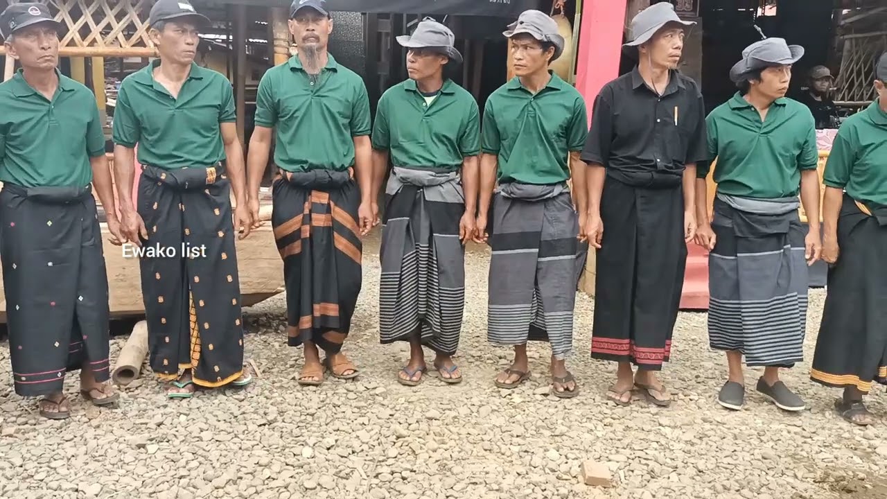 Badong Makarorrong dari Tarongko Basse Kakanna I pemakaman Alm.Manda' Kamma' Ne'Yogi di Rantepaku