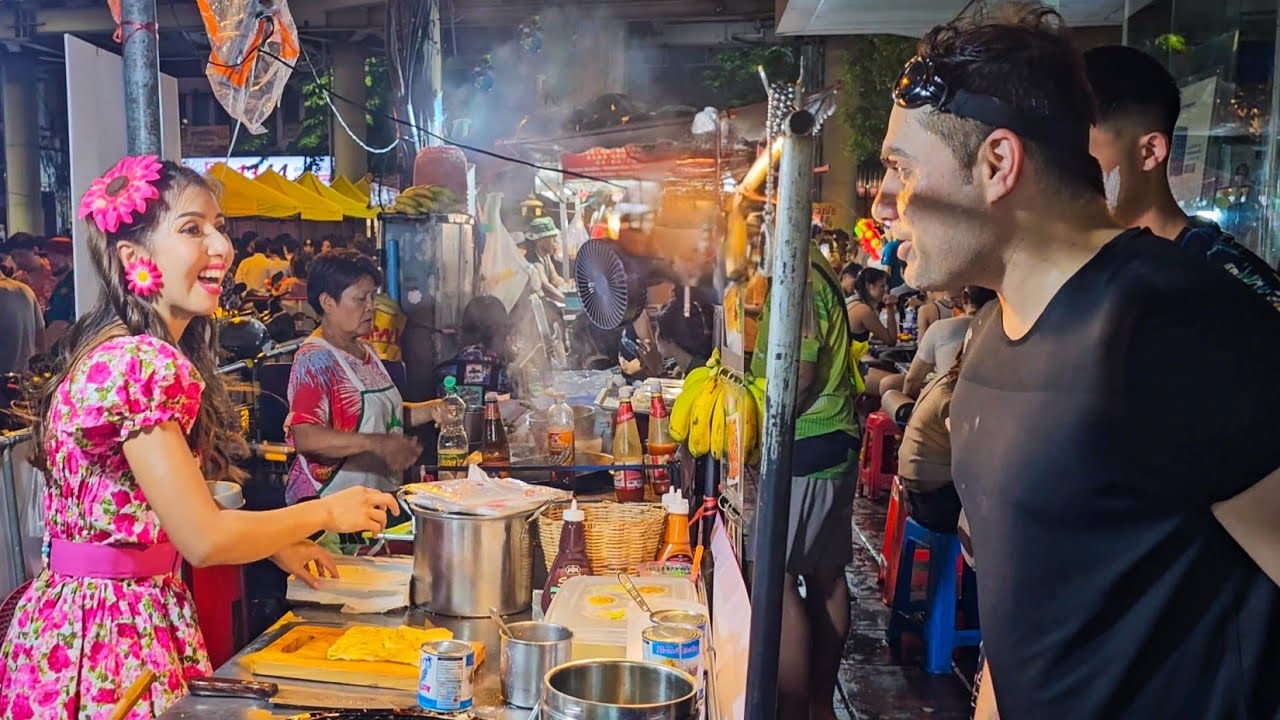 The Most Famous  Roti Lady Bangkok - Puy Roti Lady #streetfood