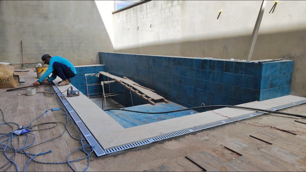 ASSENTAMENTO RALO LINEAR INOX EM DECK PISCINA