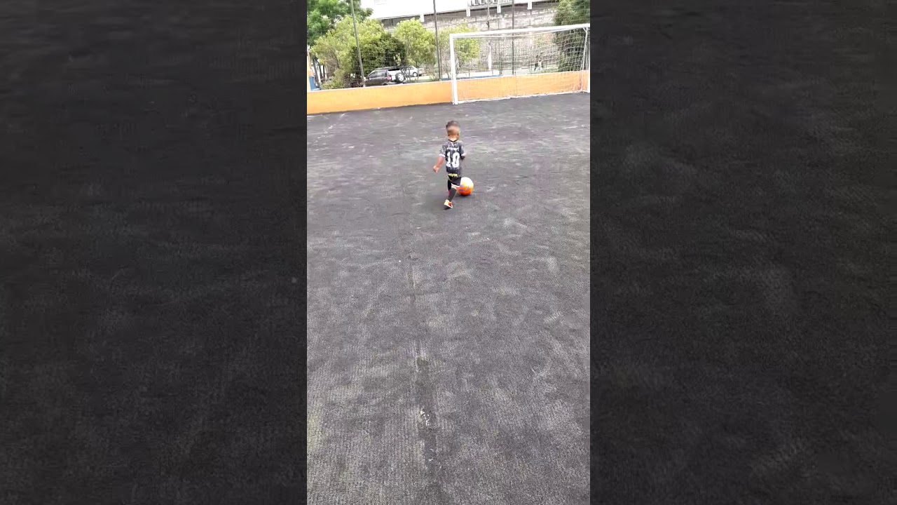 Bebê jogando futebol
