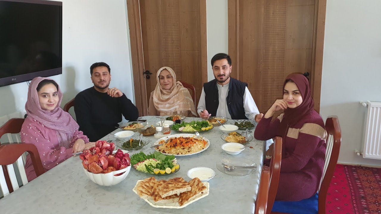 امروز مادرم ارشاد و فرخنده را مهمان یک قابلی خوشمزه کرد😍😋| ما برای فامیل از ایران چی تحفه آوردیم🙏❤️