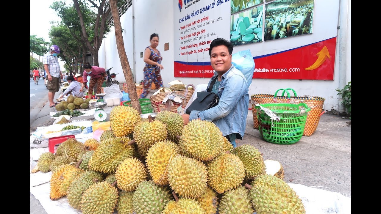 Em trai Chợ Lách lái chiếc thuyền sầu riêng chín cây lên bán vỉa hè Sài Gòn