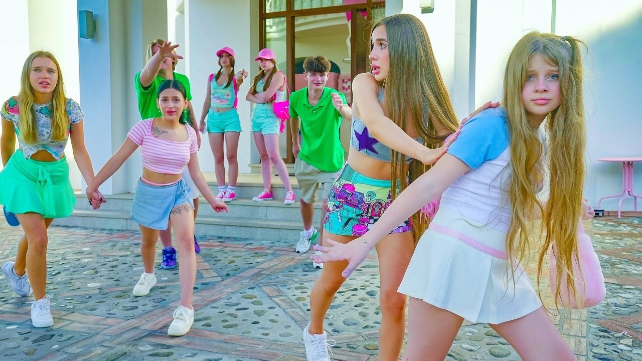 A BUNNY LÁNYOK ELHAGYTÁK A TÁBORT 😱 🎡 Ki hozza vissza Bunnit? Diana és a botrány a nyári táborban