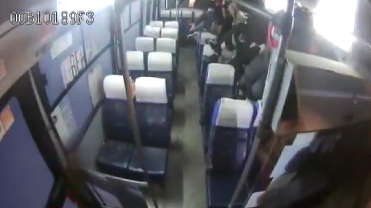 El impactante momento en que un bus con 14 pasajeros se vuelca tras choque en Quilpué