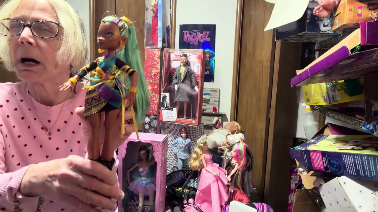 Unboxing Monster High Nefera De Nile doll