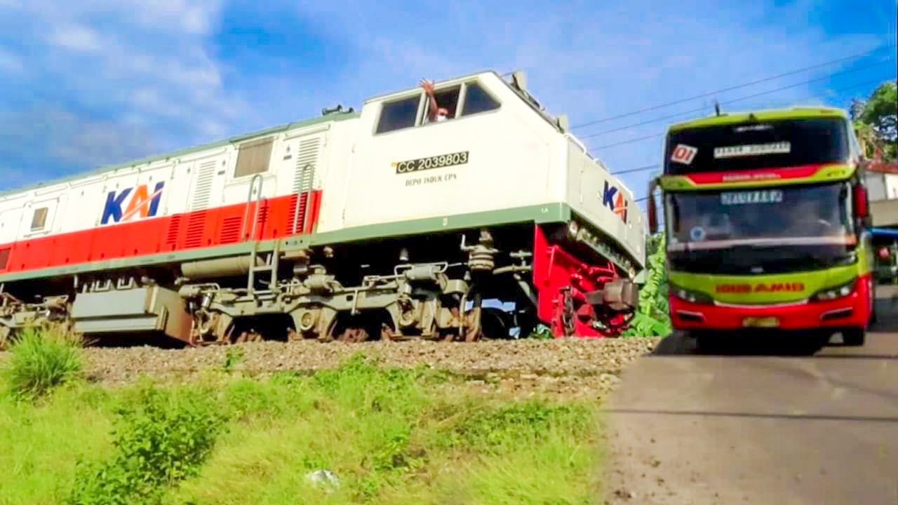 SENSASI BALAPAN DENGAN KERETA DI SISI LAUT MERAK | KERETA LOKAL MERAK VS MOTOR SCOOPY