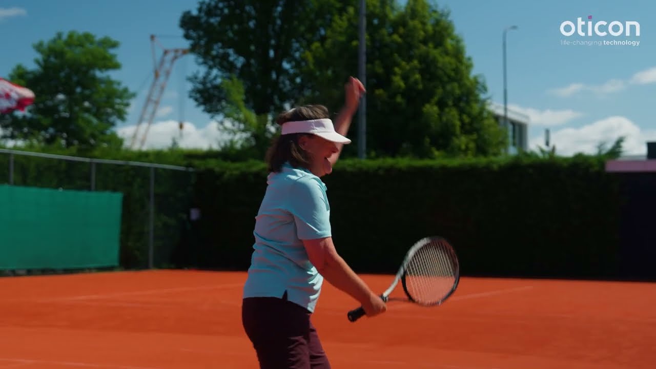 🎾Potje tennis? Anne-Marie sport altijd met haar Oticon Intent™