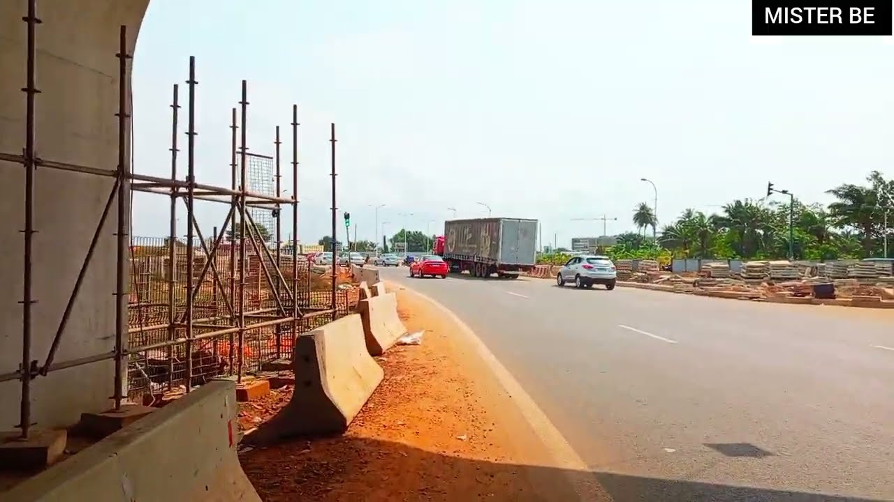 LES TRAVAUX AVANCE DU CÔTÉ DU CARREFOUR AKWABA