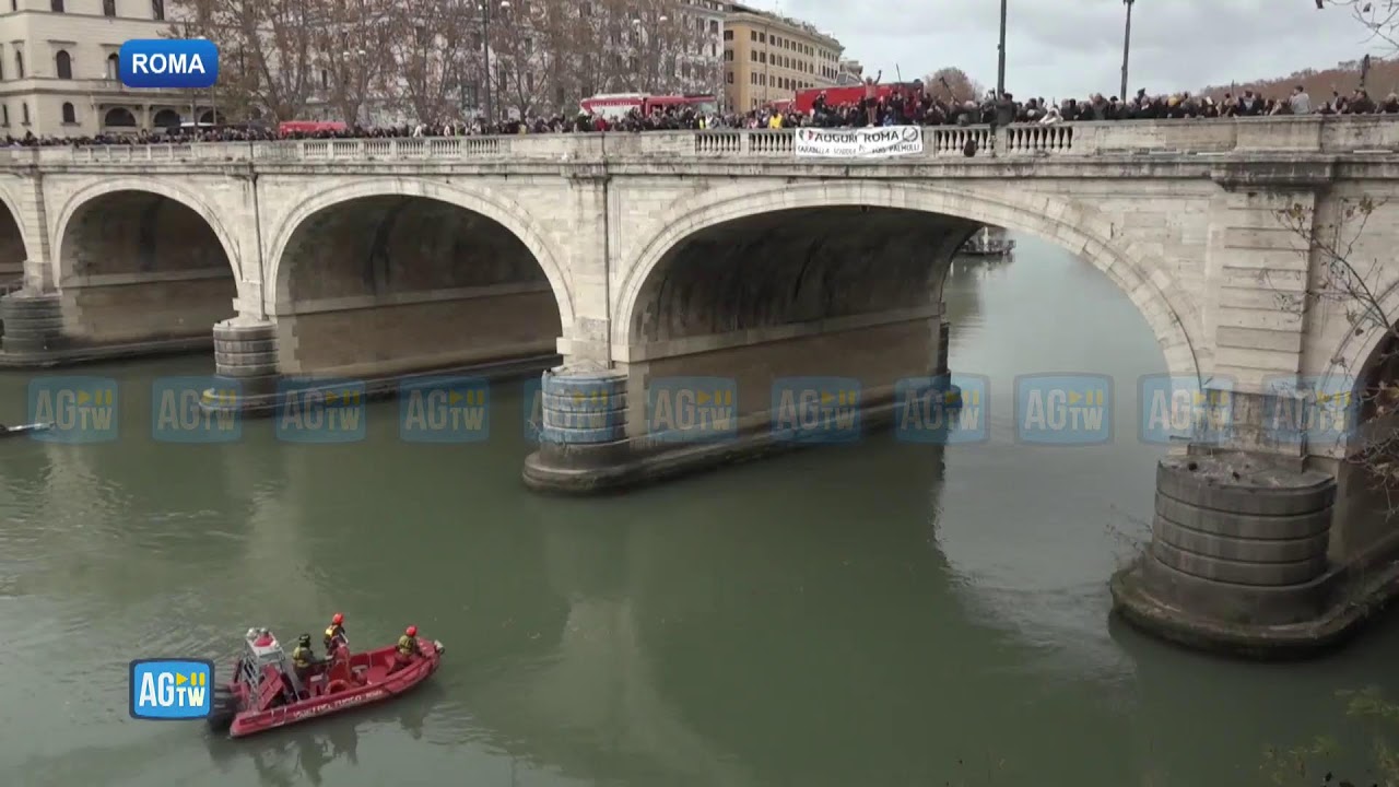 Roma, il 2024 inizia con il tradizionale tuffo nel Tevere  [DIRETTA]