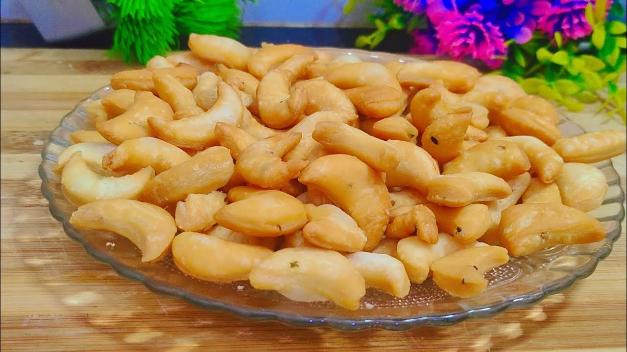 Tasty and crispy Namak pare recipe 😋#viral #video @Khana_kitchen 