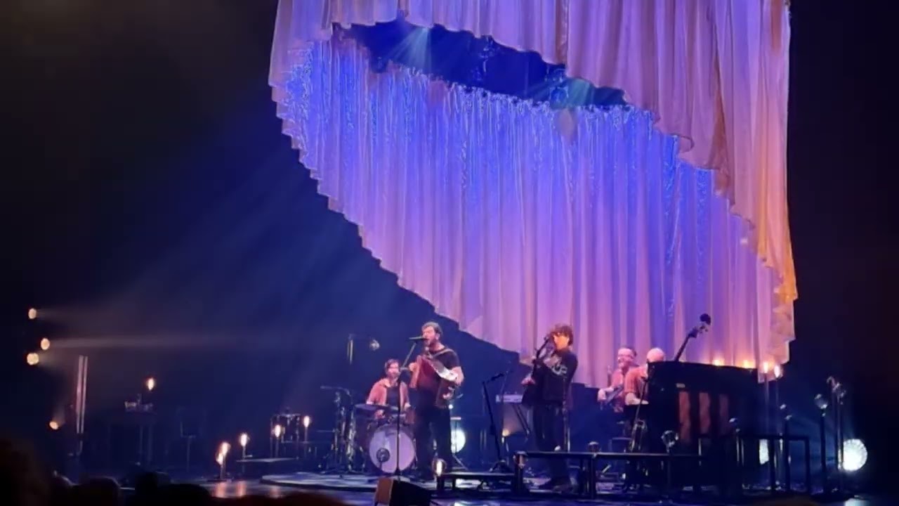 Un homme debout - Concert Claudio Capéo à Biarritz mars 2024