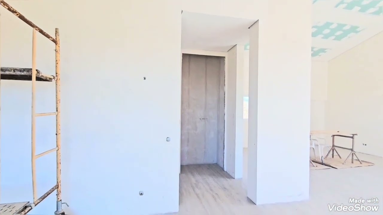 Moderna moradia de 238m², em fim de construção, perto da Guia e Algoz, com bela vista, sobre o  mar.