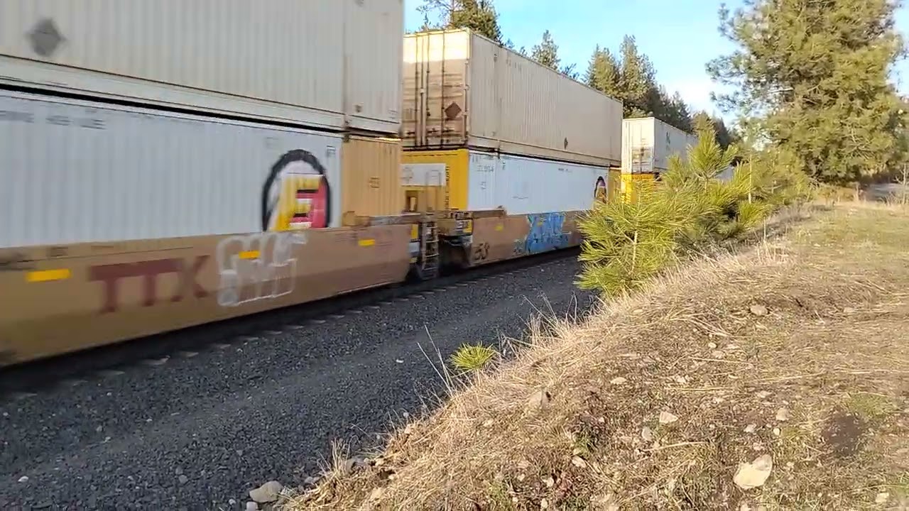 More railfanning from Rathdrum: an intermodal freight with BNSF ES44AC #6882 speeding through😎