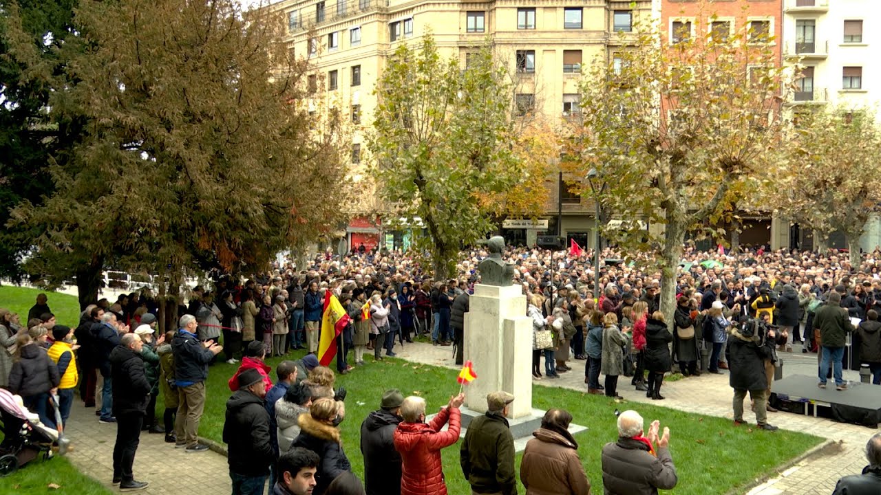 Un millar de personas muestran su apoyo a la Guardia Civil en Navarra tras el acuerdo sobre Trá