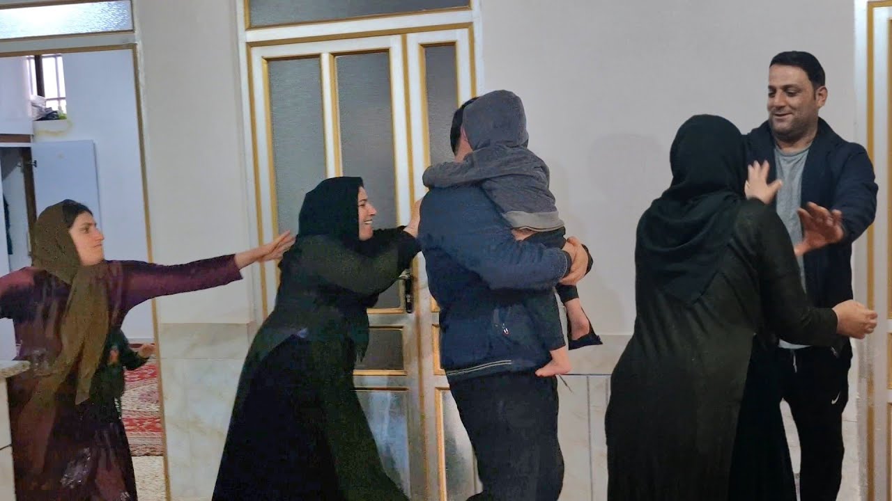 Ага Мирза не знал о плане Сахар Ханум забрать маленького мальчика у Ага Мохи.