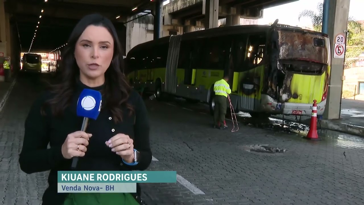 Incêndio em ônibus assusta passageiros na estação Vilarinho, Belo Horizonte