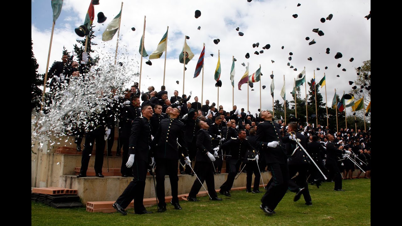 Ceremonia de ascenso curso de oficiales 104 Teniente Raúl Nauzan ECSAN - policiadecolombia