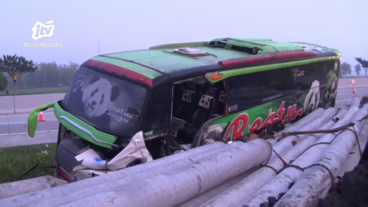 Bus Pariwisata Tabrak Truk Trailer di Tol Ngawi, Belasan Luka-Luka