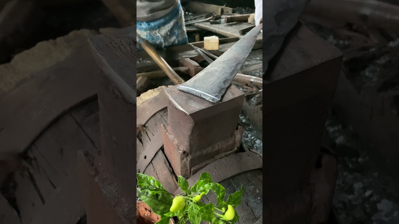 How to manually cut the tip of the machete #medievalblacksmith #forgedfromiron #satisfying