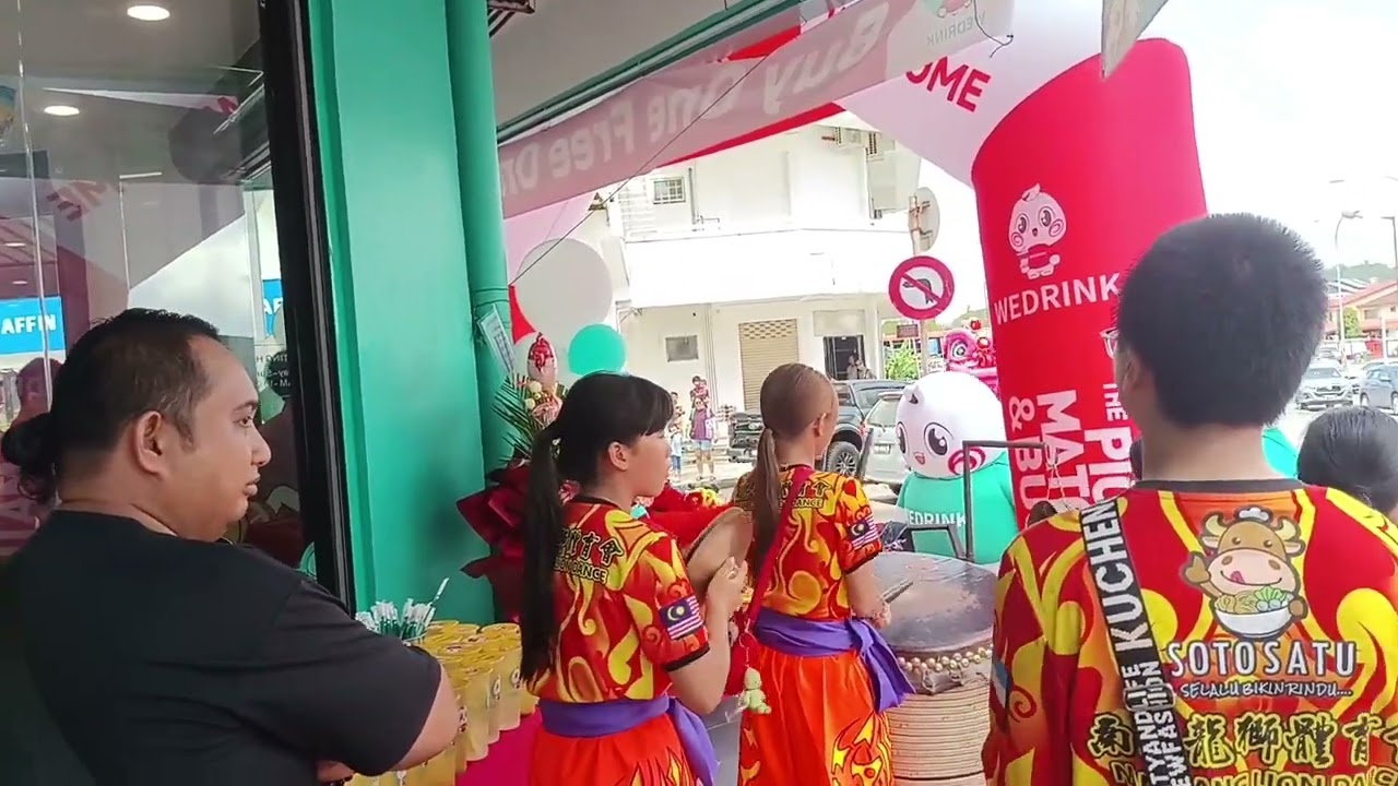 Lion dance ground performance and climbing poles