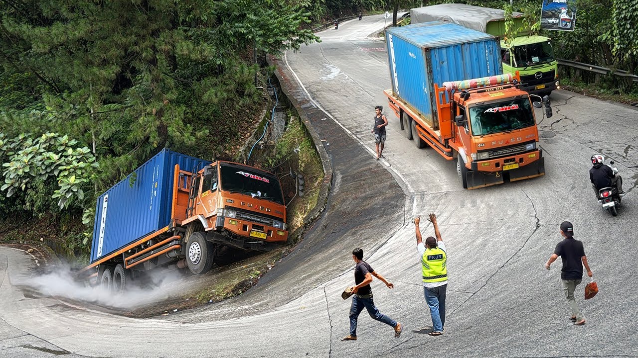 ASTAGHFIRULLAH !!! TEREKAM.. Insiden Buruk Truk Muatan Kontainer Hari Ini di Sitinjau Lauik