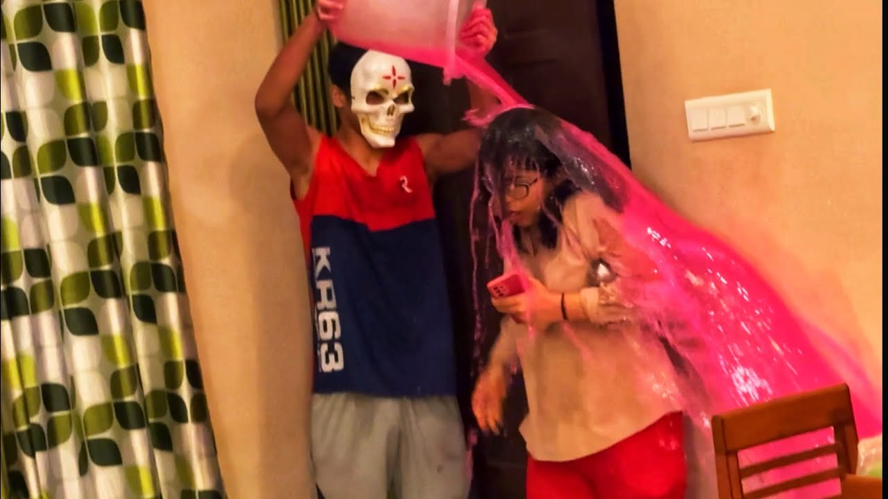 Om Ne Mummy Ke Uppar Ek Balti Pani Daldi 😡 Rang Ke Saath ‼️ Mummy Ko Gussa Aa Gaya Prank Gone wrong