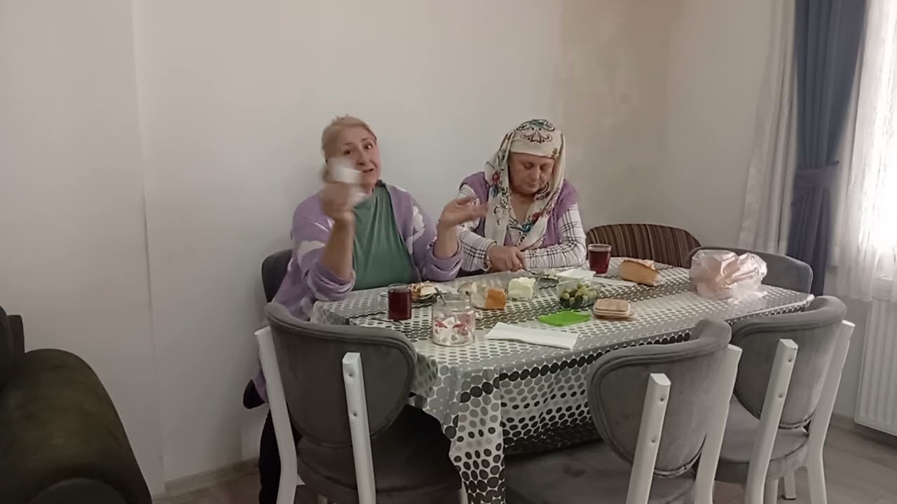EMİNE KIZIMSA ESRA DA KIZIMDIR LAF SÖYLETMEM. 