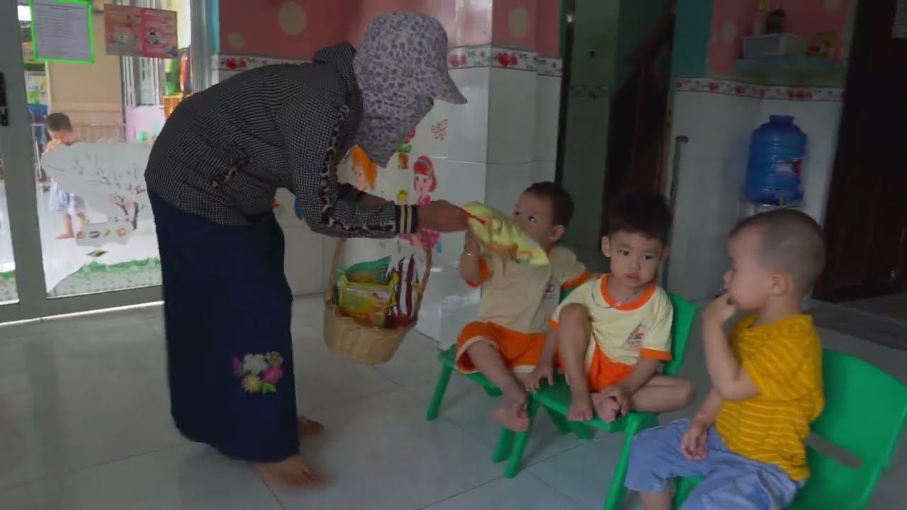 Rèn kỹ năng không nhận quà từ người lạ