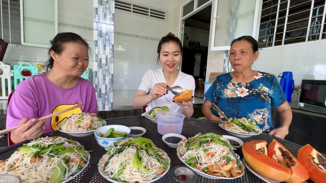 Hôm Nay Quyên Ăn Chay Mẹ Làm Món Hủ Tiếu Xào, Ăn Vội Cho Ngày Bận Rộn thật ngon