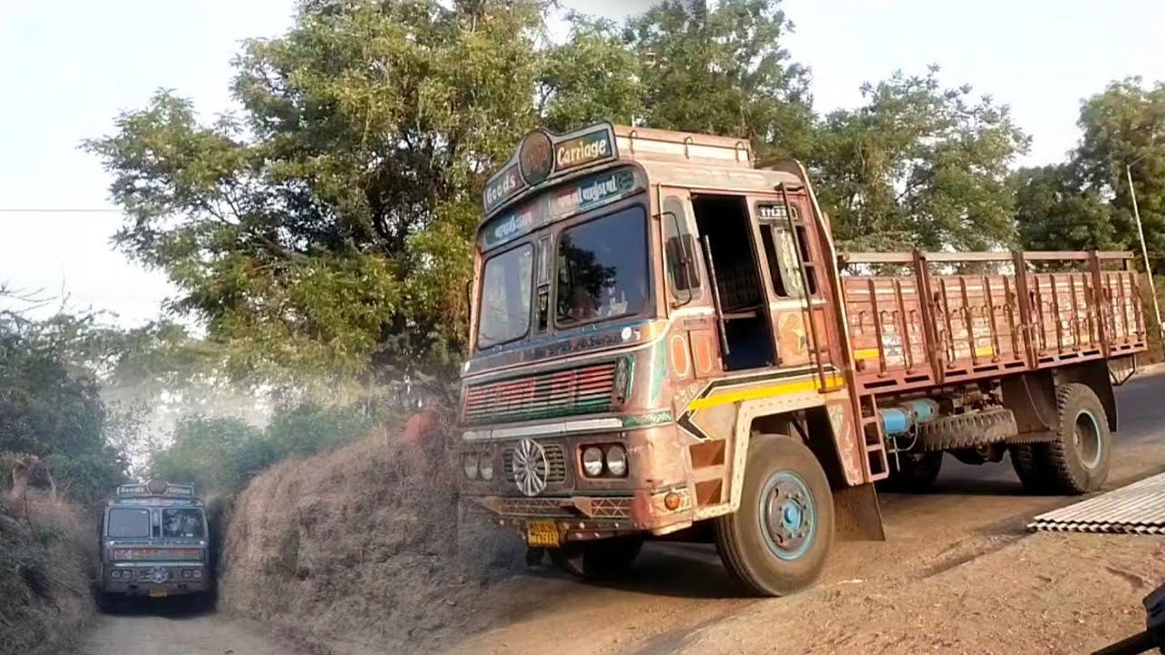 સાકડા રસ્તામાં નાખી ગાડી
