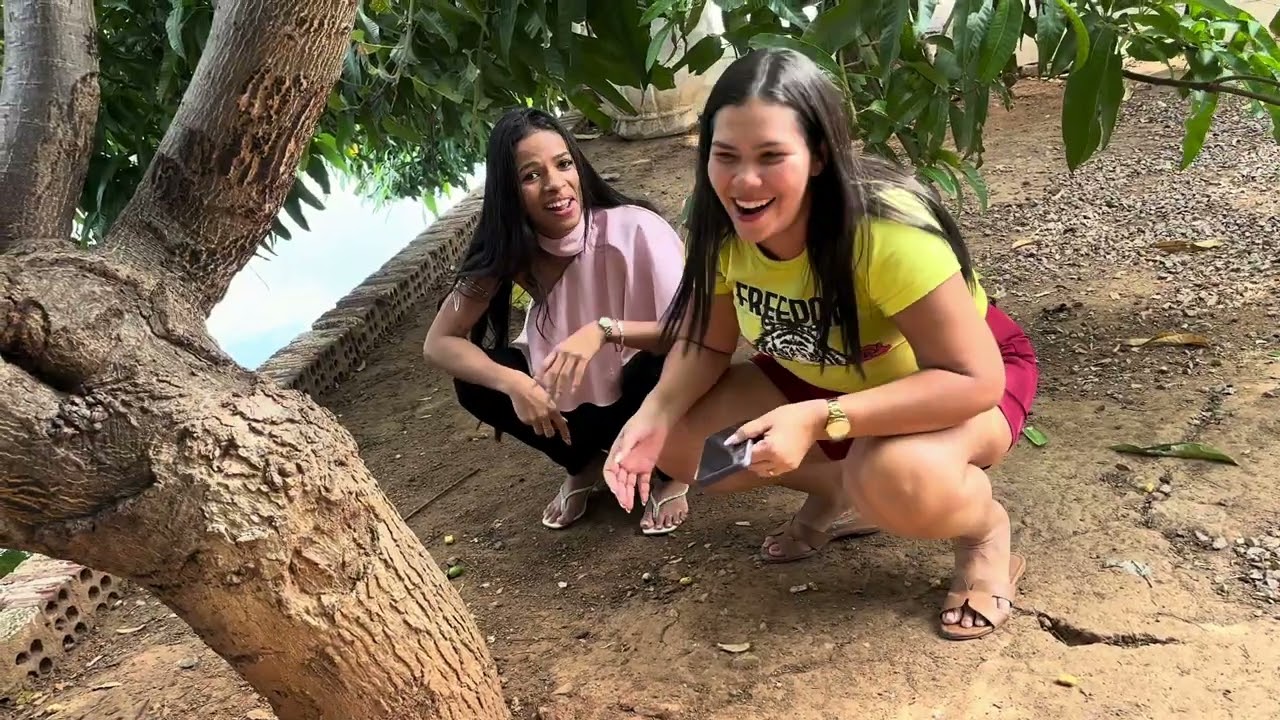 DAIANE E VANESSA NO PE DE SERIGUELA 