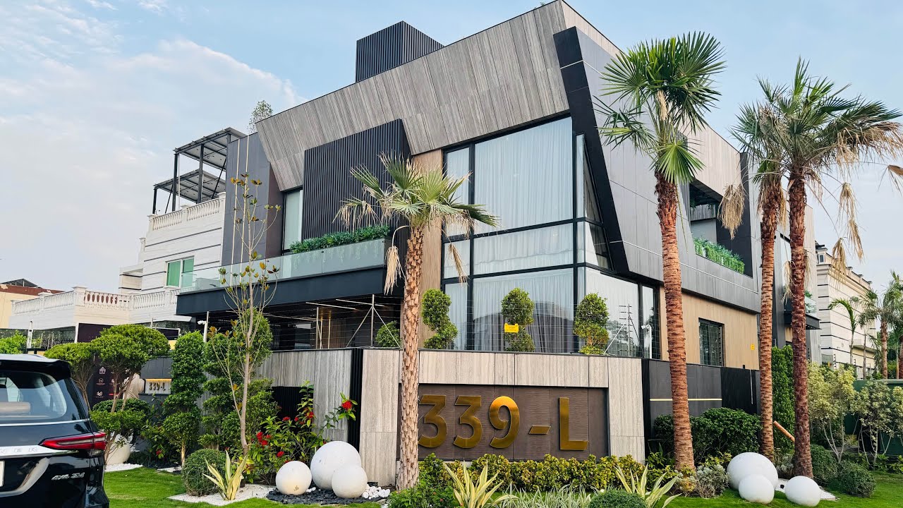 22 Marla Most Luxurious Fully Furnished And Full Basement House In DHA Lahore 