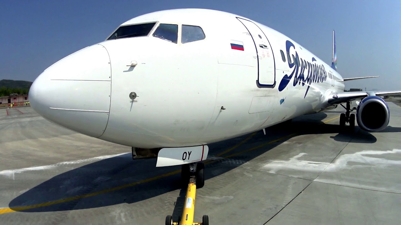 Буксировка борта авиакомпании Якутия Boeing - 737  службой ССТ аэропорта Сокол города Магадана