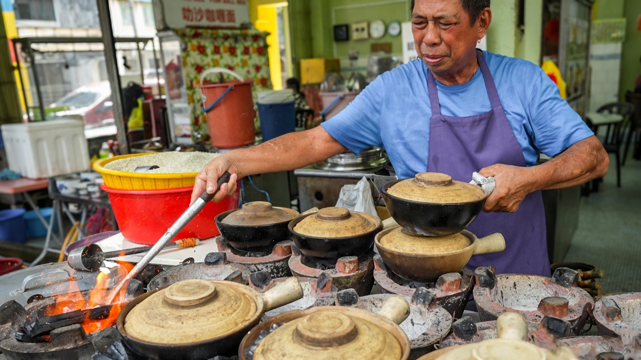 This is How the BEST Claypot Chicken Rice is Made - Malaysian Street Food
