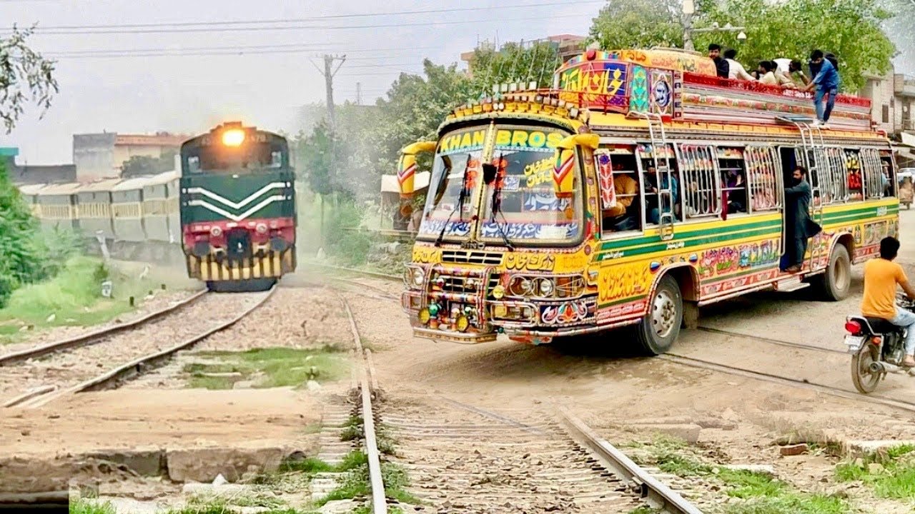 Fastest Trains Of Various Routes Pass Through Shahdara “😱”