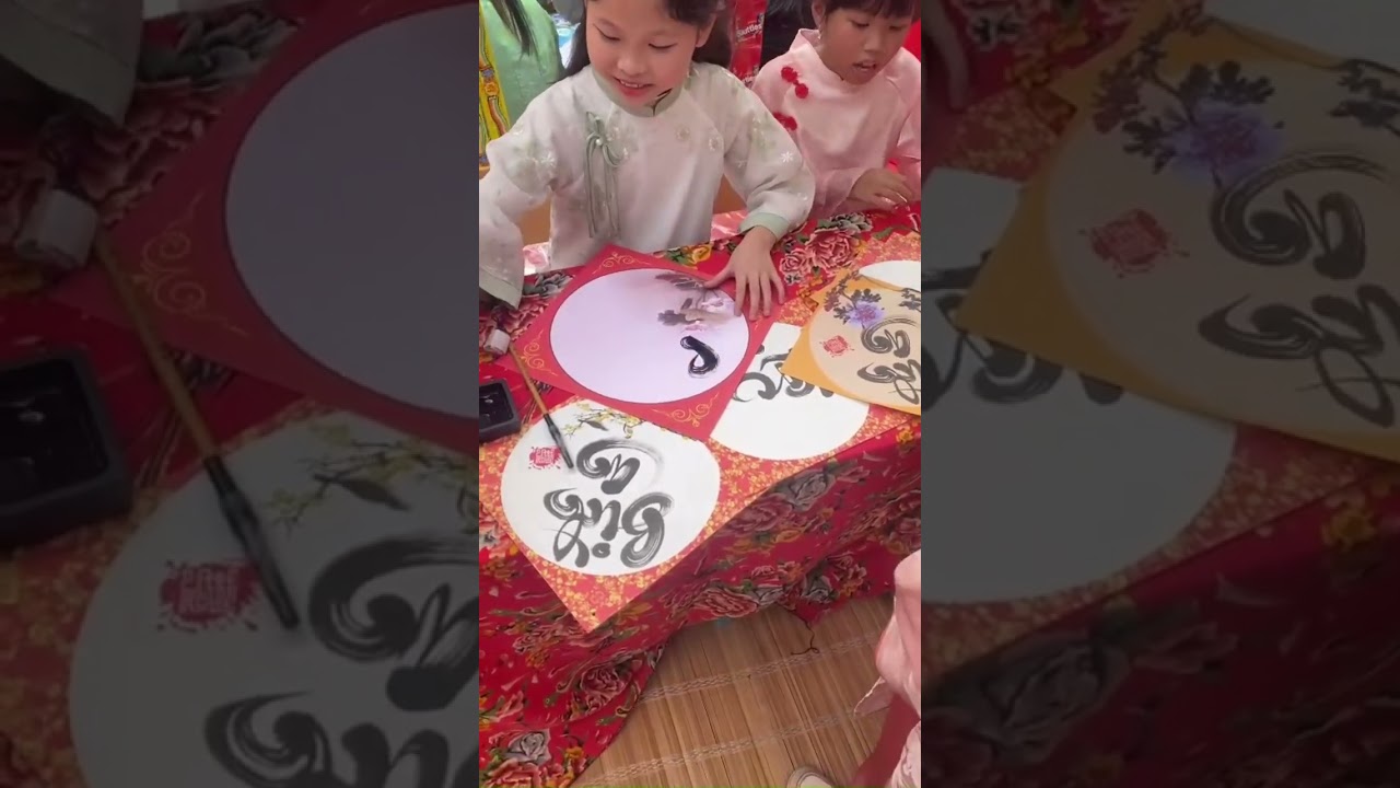 Đôi tay 'nở hoa' trên giấy của tiểu đồ thư pháp. #thuphap #calligraphy #nghethuat  #talent