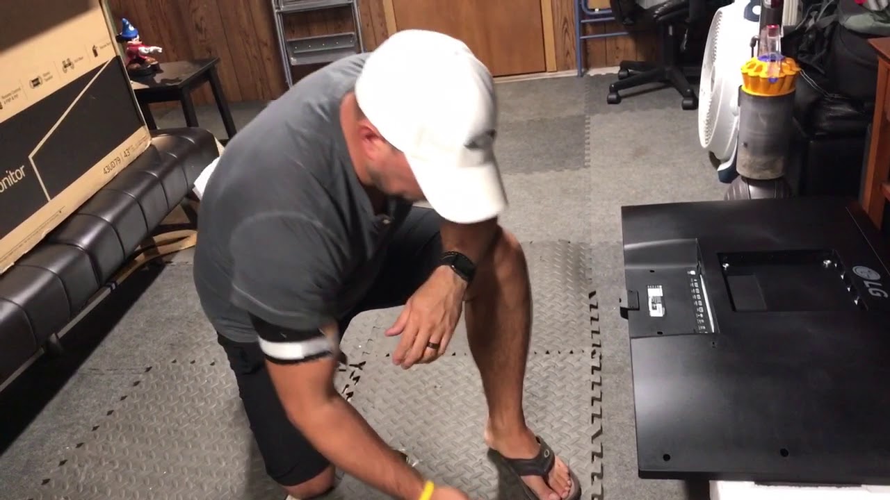 My Giant 43&rdquo; Computer Monitor Unboxed! (LG 43UD79)