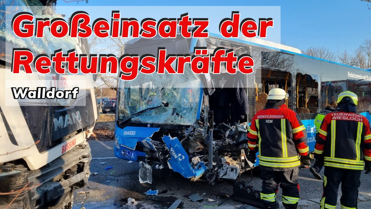 Frontalzusammenstoß zwischen Linienbus und Sattelzug: Beide Fahrer lebensgefährlich verletzt