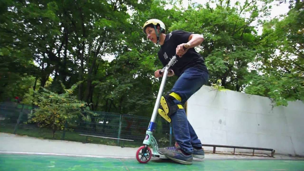 Alin Adam pe trotineta in Skatepark Herastrau