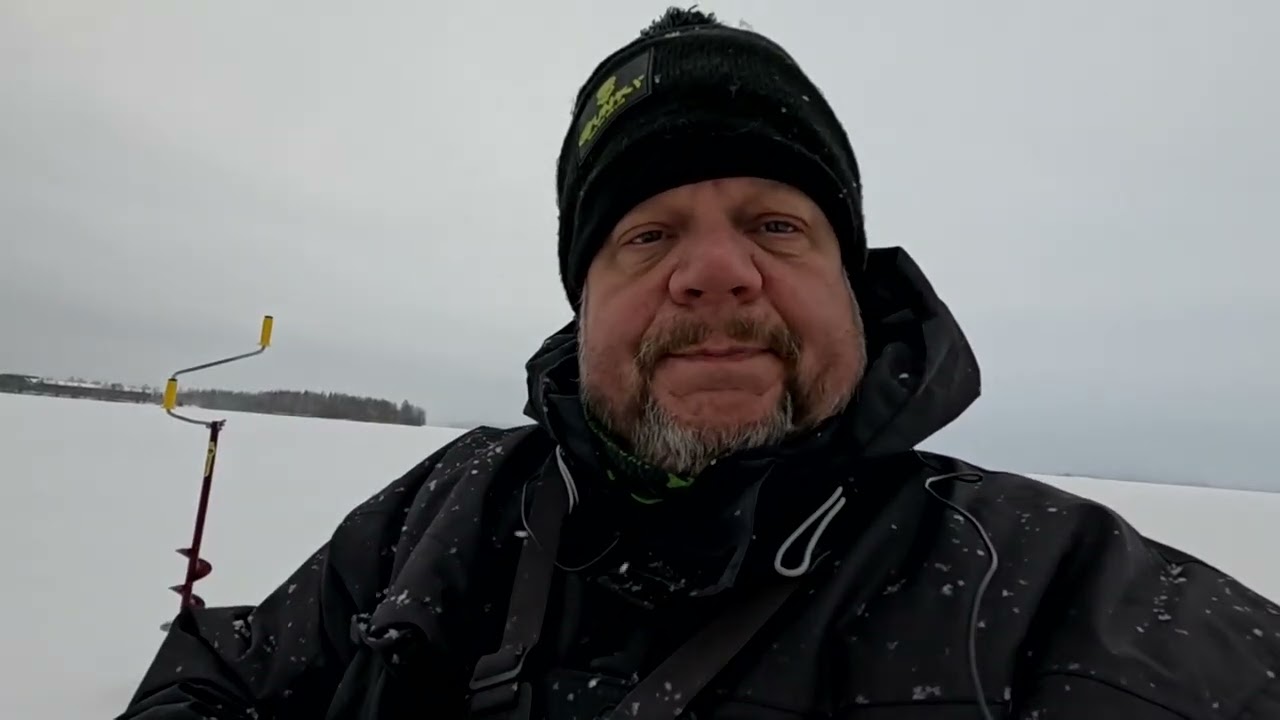 Ahvenen pilkintää Vääksyssä Vesijärvellä.