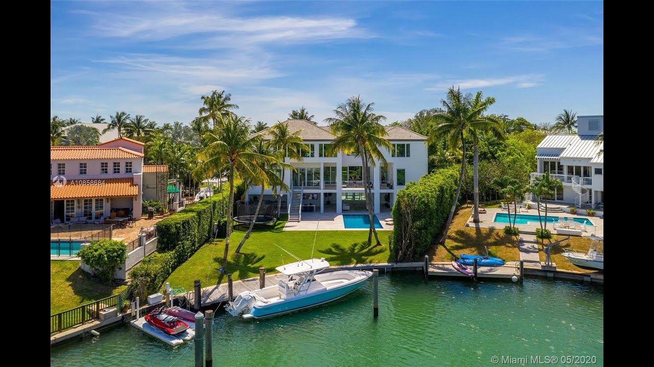 DENTRO DE UMA MANSÃO EM MIAMI LUXUOSA COM 6 SUÍTES por $ 12,700,000,00