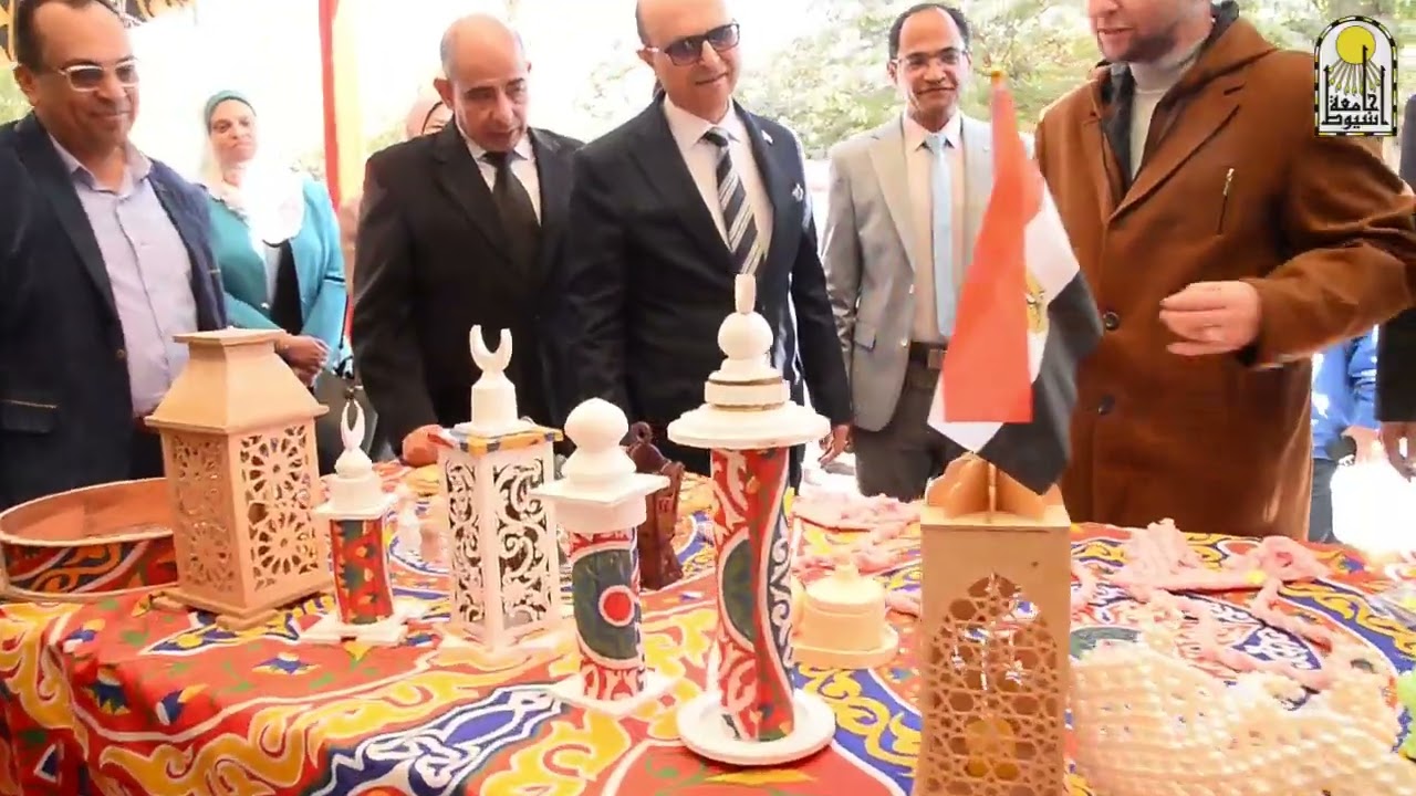 في أجواء رمضانية بهيجة، الدكتور أحمد المنشاوي، رئيس جامعة أسيوط، تفقد معرض «أهلاً رمضان» بالجامعة