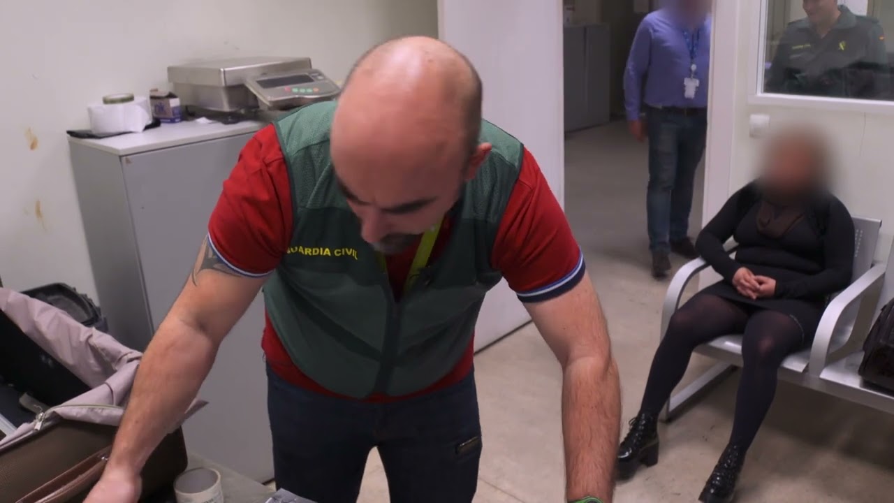 Pr&oacute;bowała przemycić około 2 kilogram&oacute;w kokainy  | Celnicy na straży Europy