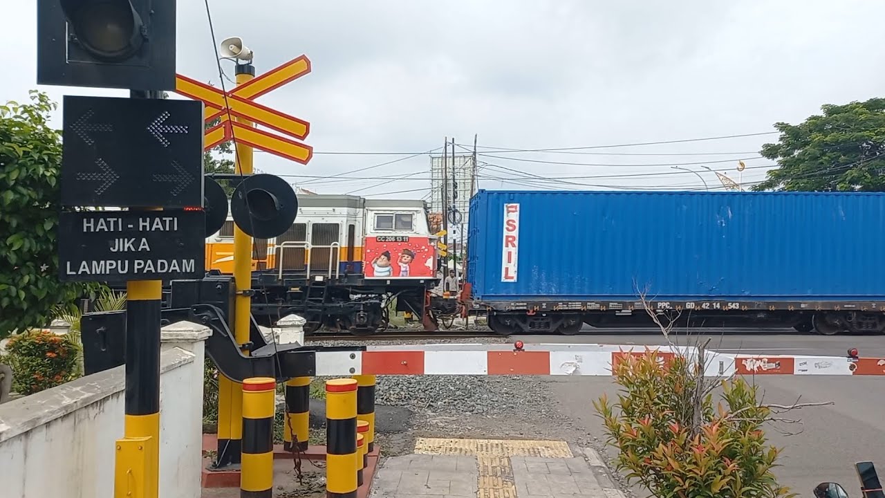 Kereta Petikemas Muatan Berat || Gerbong Petikemas Kereta Barang || Railroad Crossing Indonesia