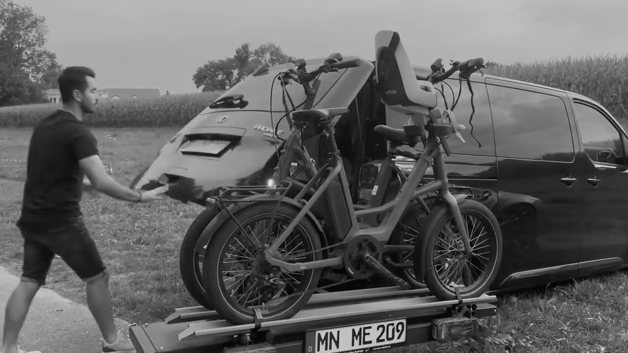 Schwenkbarer Hecktr&auml;ger von Moro beladen mit zwei Fahr&auml;dern